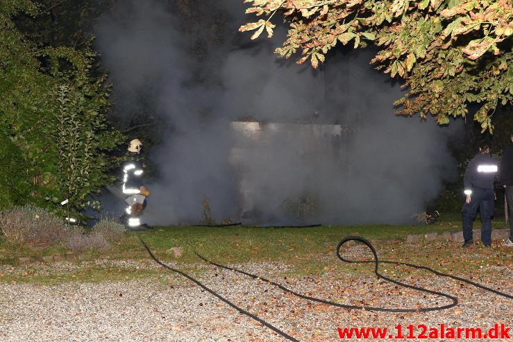 Brand i udhus. Nederbyvej i Skærup. 07/10-2016. Kl. 23:28.