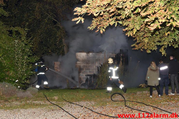 Brand i udhus. Nederbyvej i Skærup. 07/10-2016. Kl. 23:28.