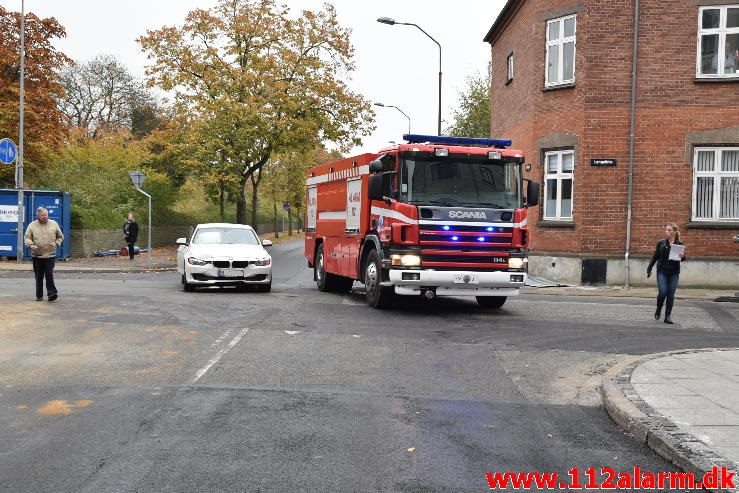 Trafikuheld med fastklemt. Langelinie 39 i Vejle. 26/10-2016. Kl. 14:02.