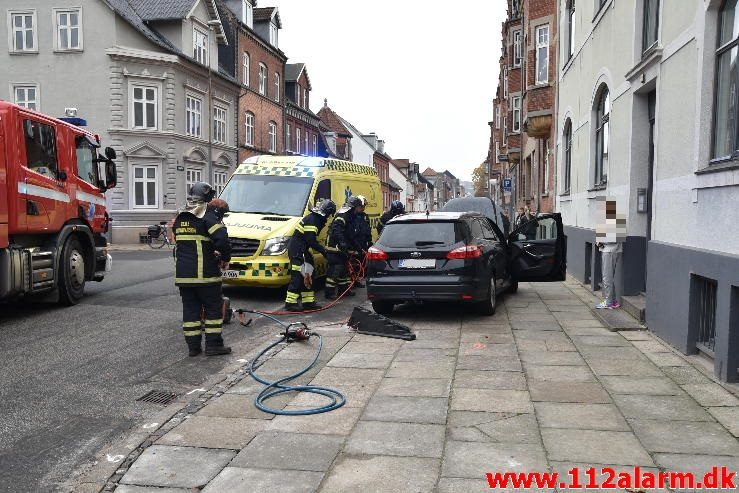 Trafikuheld med fastklemt. Langelinie 39 i Vejle. 26/10-2016. Kl. 14:02.