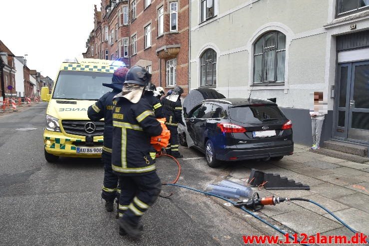 Trafikuheld med fastklemt. Langelinie 39 i Vejle. 26/10-2016. Kl. 14:02.