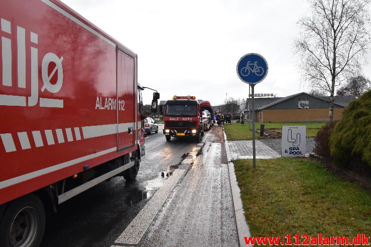 Str. forurening-Olieudslip. Torvegade 25 i Tørring. 17/11-2016. Kl. 14:18.