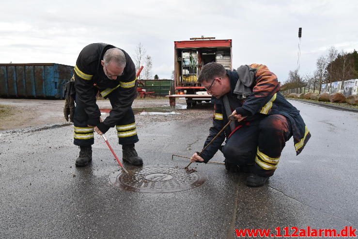 Str. forurening-Olieudslip. Torvegade 25 i Tørring. 17/11-2016. Kl. 14:18.