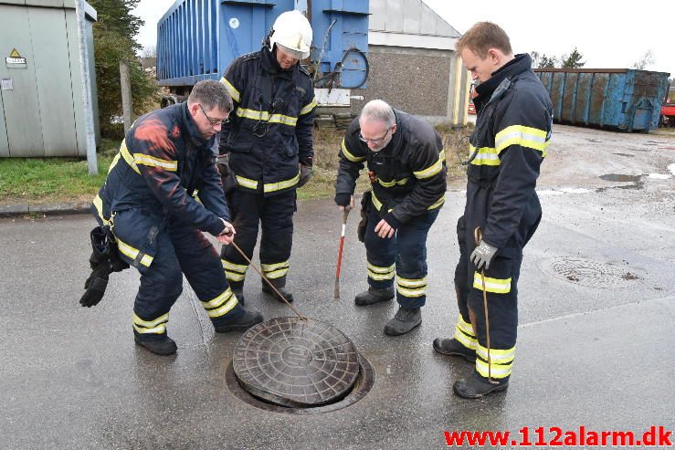 Str. forurening-Olieudslip. Torvegade 25 i Tørring. 17/11-2016. Kl. 14:18.