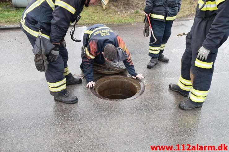 Str. forurening-Olieudslip. Torvegade 25 i Tørring. 17/11-2016. Kl. 14:18.