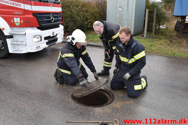 Str. forurening-Olieudslip. Torvegade 25 i Tørring. 17/11-2016. Kl. 14:18.