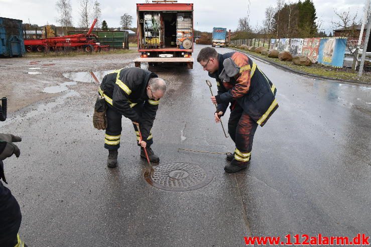 Str. forurening-Olieudslip. Torvegade 25 i Tørring. 17/11-2016. Kl. 14:18.