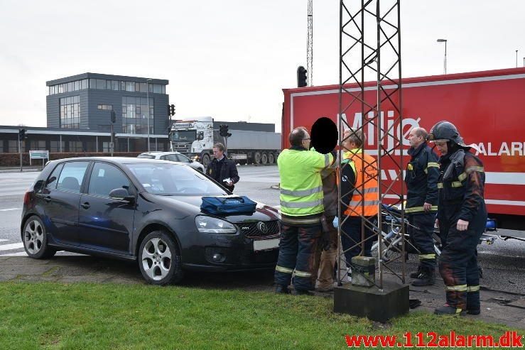 Trafikuheld med forurening. Horsensvej i Vejle. 13/12-2016. Kl. 13:03.