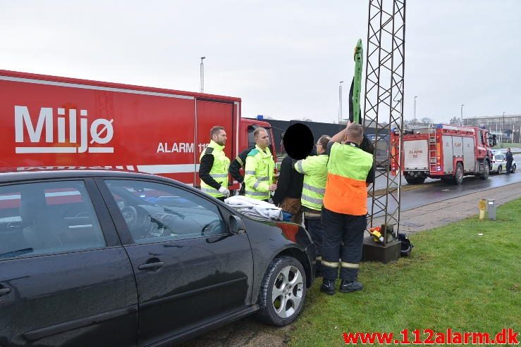 Trafikuheld med forurening. Horsensvej i Vejle. 13/12-2016. Kl. 13:03.