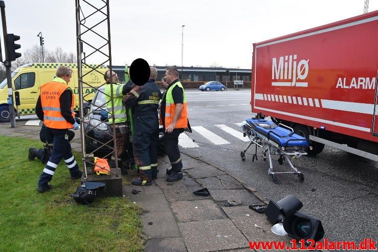 Trafikuheld med forurening. Horsensvej i Vejle. 13/12-2016. Kl. 13:03.