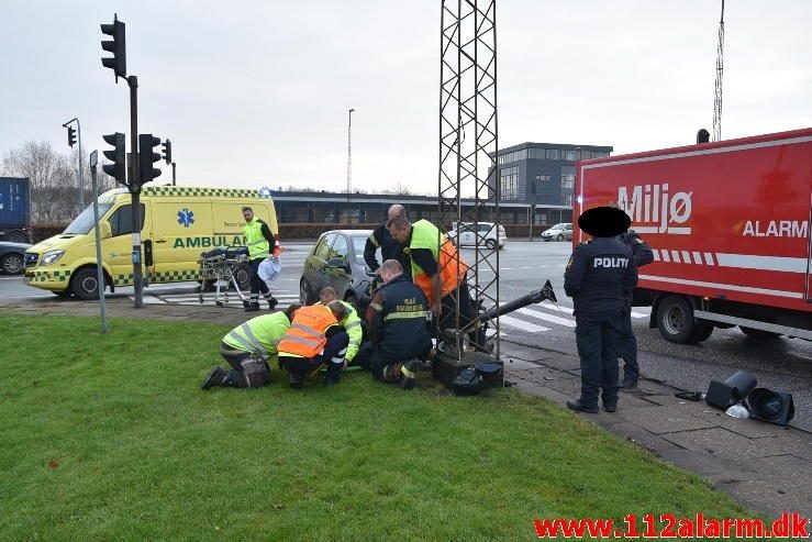 Trafikuheld med forurening. Horsensvej i Vejle. 13/12-2016. Kl. 13:03.