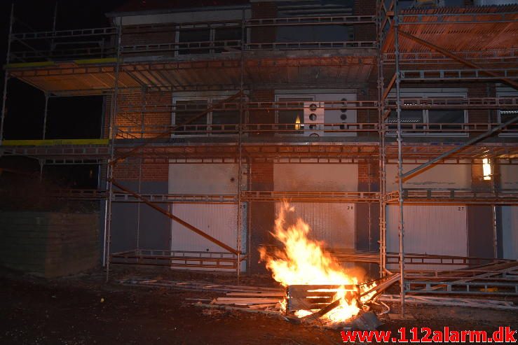 Mindre Containerbrand. Hasselvænget 10 i Vejle. 31/12-2016. Kl. 20:47.