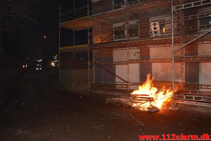 Mindre Containerbrand. Hasselvænget 10 i Vejle. 31/12-2016. Kl. 20:47.