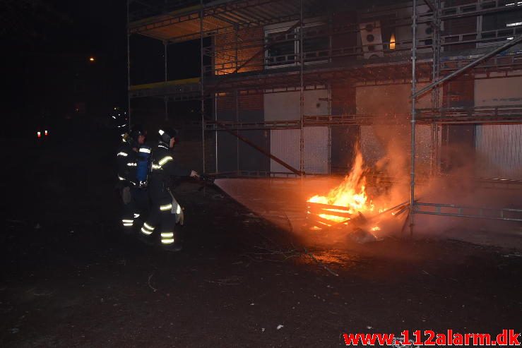 Mindre Containerbrand. Hasselvænget 10 i Vejle. 31/12-2016. Kl. 20:47.