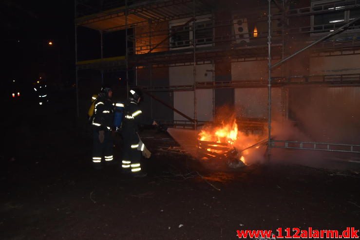 Mindre Containerbrand. Hasselvænget 10 i Vejle. 31/12-2016. Kl. 20:47.