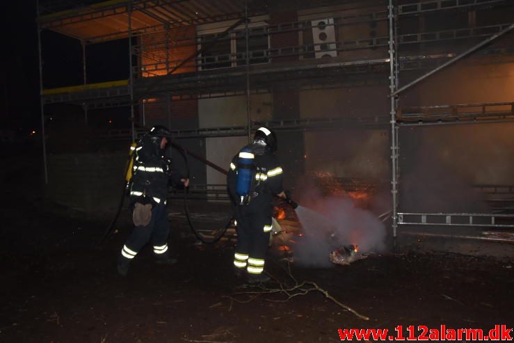 Mindre Containerbrand. Hasselvænget 10 i Vejle. 31/12-2016. Kl. 20:47.