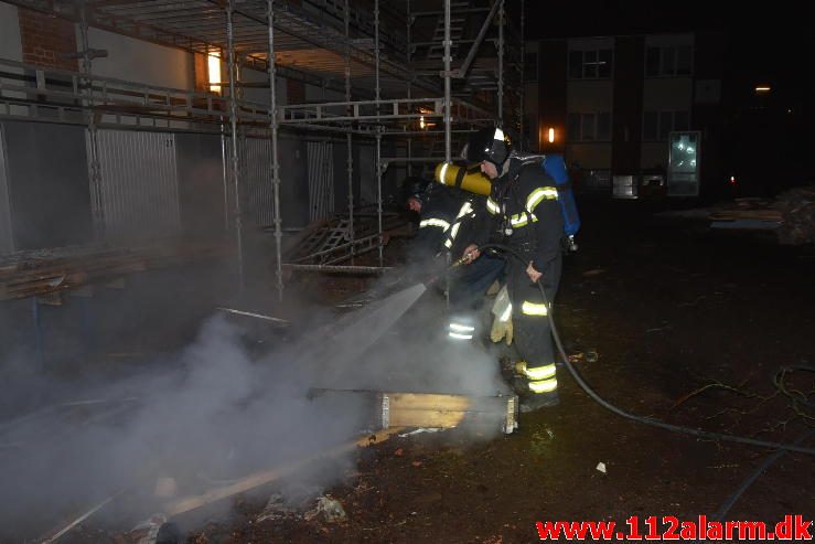 Mindre Containerbrand. Hasselvænget 10 i Vejle. 31/12-2016. Kl. 20:47.