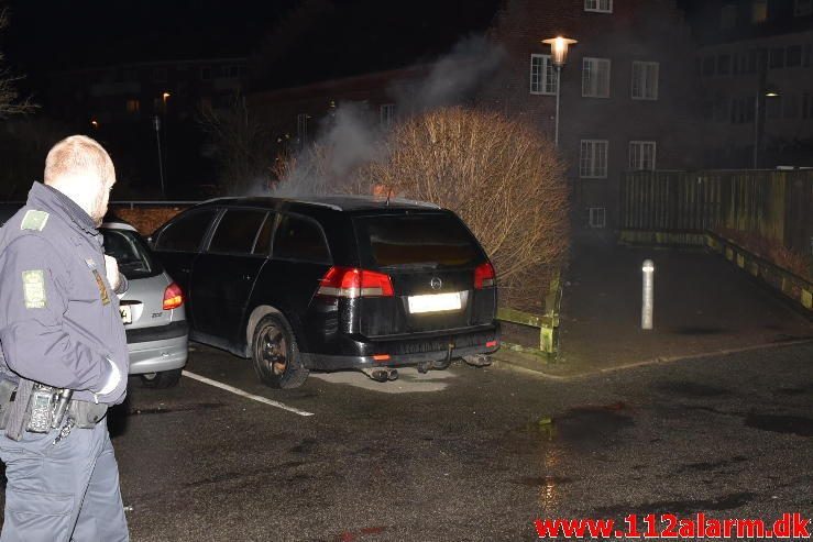 Brand i personbil. Skolegade i Vejle. 04/01-2017. Kl. 00:31.