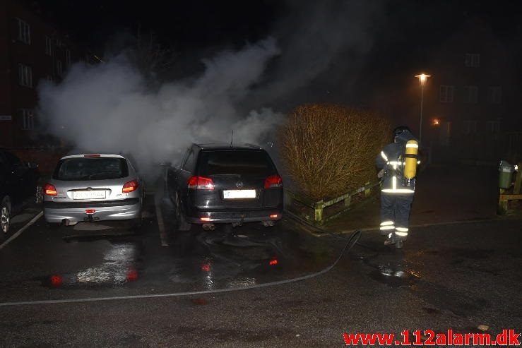 Brand i personbil. Skolegade i Vejle. 04/01-2017. Kl. 00:31.