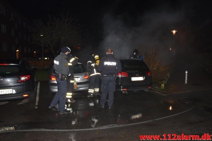 Brand i personbil. Skolegade i Vejle. 04/01-2017. Kl. 00:31.