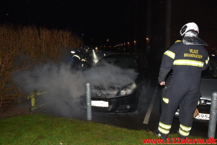 Brand i personbil. Skolegade i Vejle. 04/01-2017. Kl. 00:31.