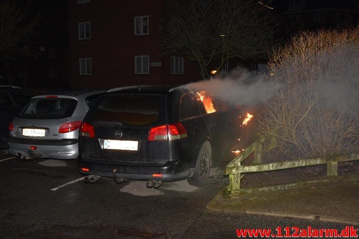 Brand i personbil. Skolegade i Vejle. 04/01-2017. Kl. 00:31.