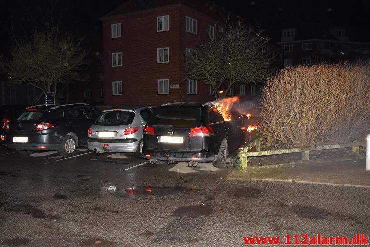 Brand i personbil. Skolegade i Vejle. 04/01-2017. Kl. 00:31.