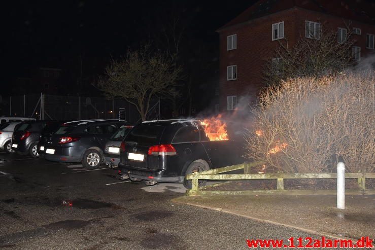 Brand i personbil. Skolegade i Vejle. 04/01-2017. Kl. 00:31.