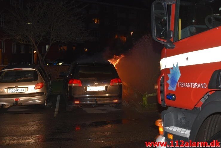 Brand i personbil. Skolegade i Vejle. 04/01-2017. Kl. 00:31.