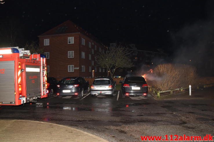 Brand i personbil. Skolegade i Vejle. 04/01-2017. Kl. 00:31.