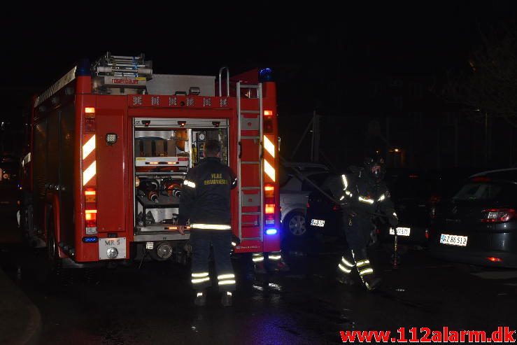 Brand i personbil. Skolegade i Vejle. 04/01-2017. Kl. 00:31.