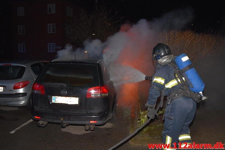 Brand i personbil. Skolegade i Vejle. 04/01-2017. Kl. 00:31.