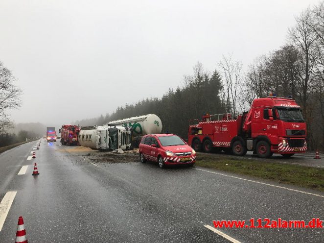 Væltet Lastbil. Fynsvej ved Kolding. 30/01-2017. Kl. 08:31.