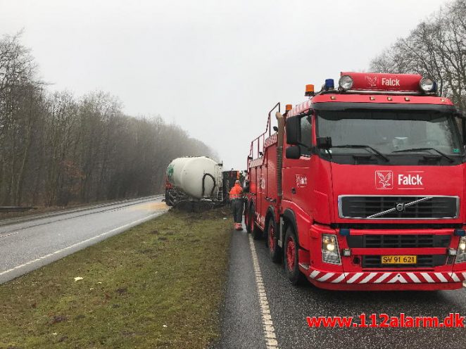 Væltet Lastbil. Fynsvej ved Kolding. 30/01-2017. Kl. 08:31.