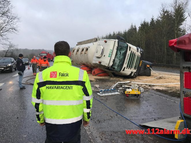 Væltet Lastbil. Fynsvej ved Kolding. 30/01-2017. Kl. 08:31.