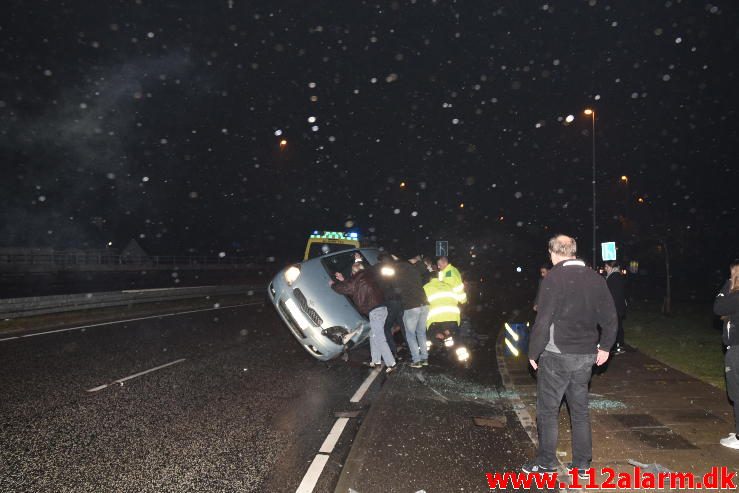 Bilen havnet omme på siden. Koldingvej i Vejle. 02/02-2017. Kl. 22:53.