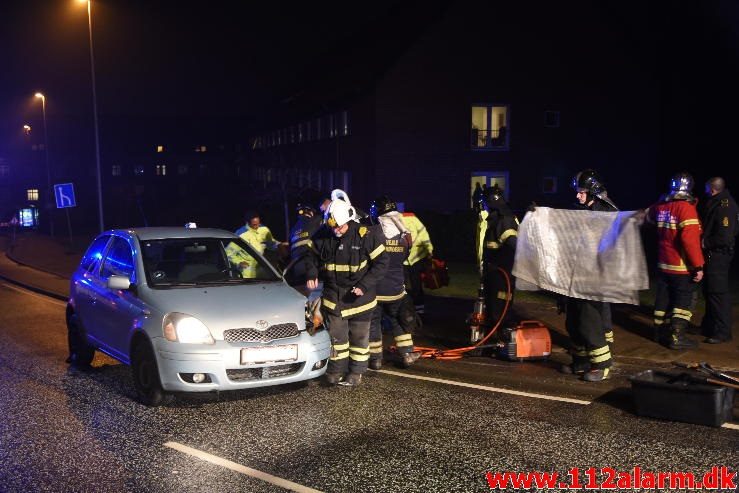 Bilen havnet omme på siden. Koldingvej i Vejle. 02/02-2017. Kl. 22:53.