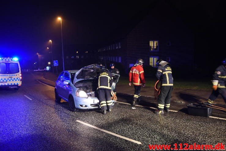 Bilen havnet omme på siden. Koldingvej i Vejle. 02/02-2017. Kl. 22:53.