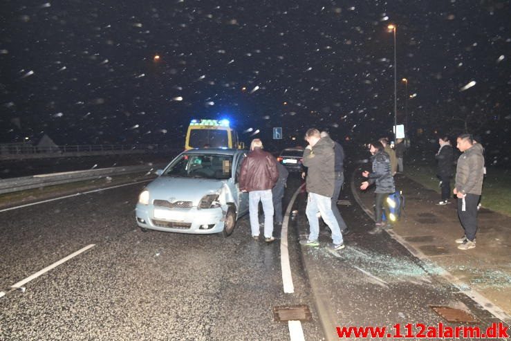 Bilen havnet omme på siden. Koldingvej i Vejle. 02/02-2017. Kl. 22:53.