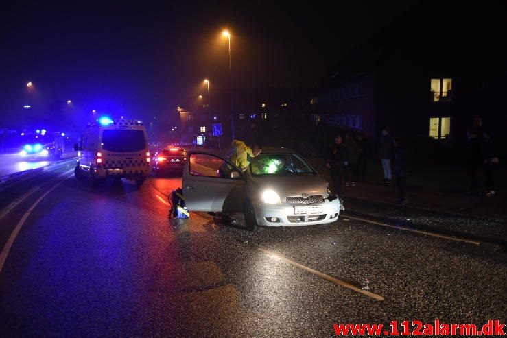 Bilen havnet omme på siden. Koldingvej i Vejle. 02/02-2017. Kl. 22:53.