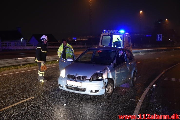 Bilen havnet omme på siden. Koldingvej i Vejle. 02/02-2017. Kl. 22:53.