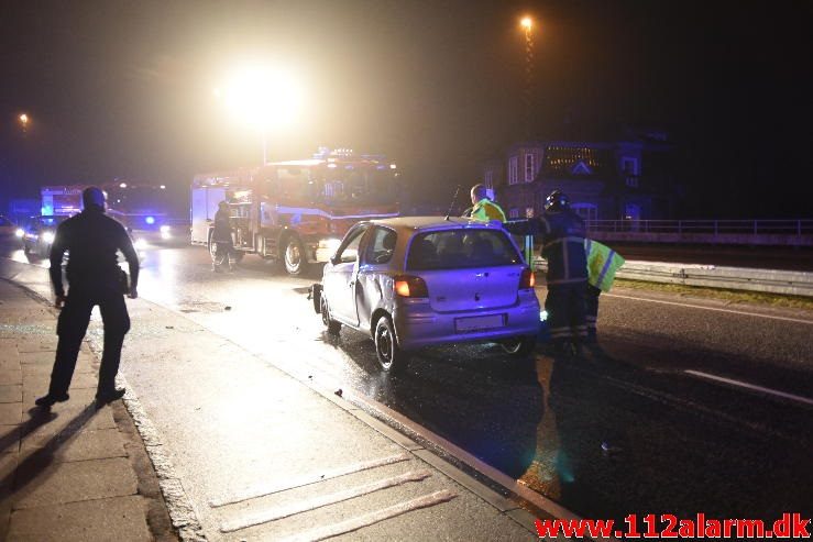 Bilen havnet omme på siden. Koldingvej i Vejle. 02/02-2017. Kl. 22:53.