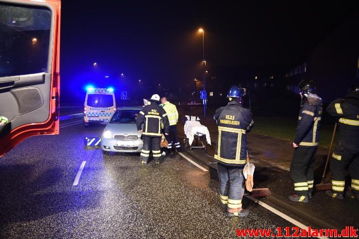 Bilen havnet omme på siden. Koldingvej i Vejle. 02/02-2017. Kl. 22:53.