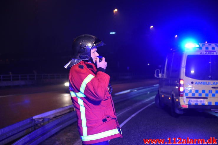 Bilen havnet omme på siden. Koldingvej i Vejle. 02/02-2017. Kl. 22:53.