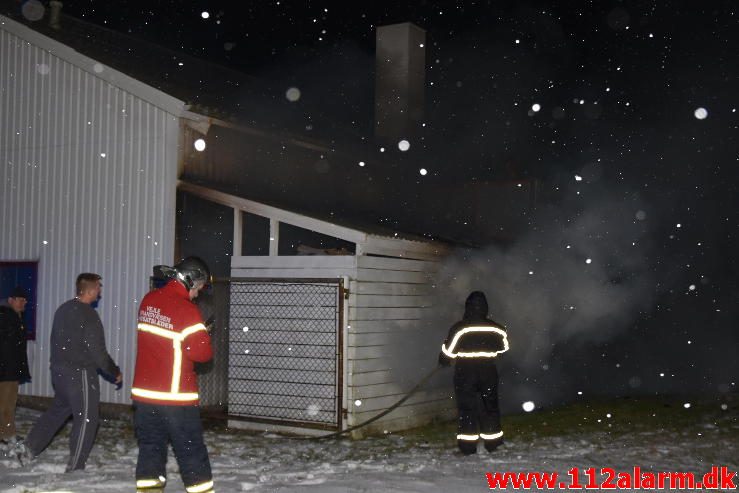 Voldsom brand i industribygning. Boulevard 56 i Jerlev ved Vejle. 08/02-2017. Kl. 22:38.