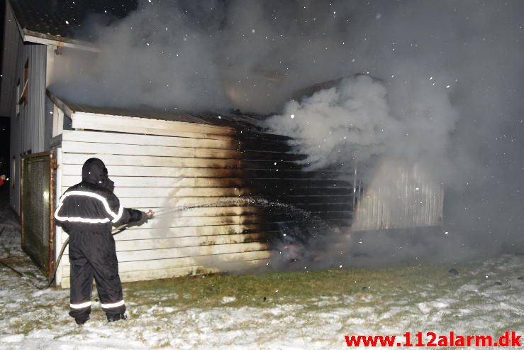 Voldsom brand i industribygning. Boulevard 56 i Jerlev ved Vejle. 08/02-2017. Kl. 22:38.