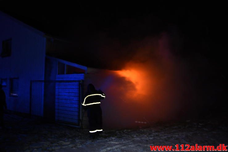 Voldsom brand i industribygning. Boulevard 56 i Jerlev ved Vejle. 08/02-2017. Kl. 22:38.