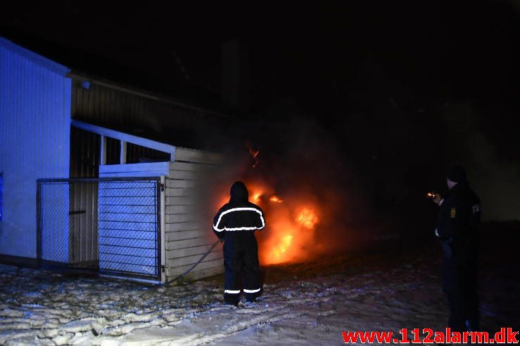 Voldsom brand i industribygning. Boulevard 56 i Jerlev ved Vejle. 08/02-2017. Kl. 22:38.