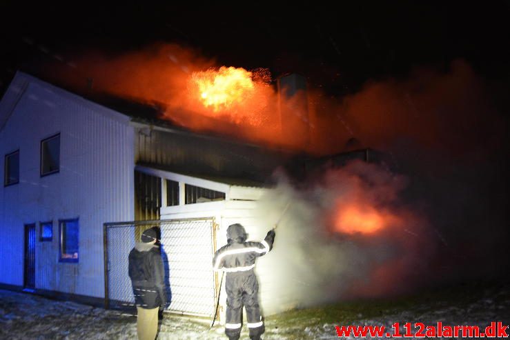 Voldsom brand i industribygning. Boulevard 56 i Jerlev ved Vejle. 08/02-2017. Kl. 22:38.