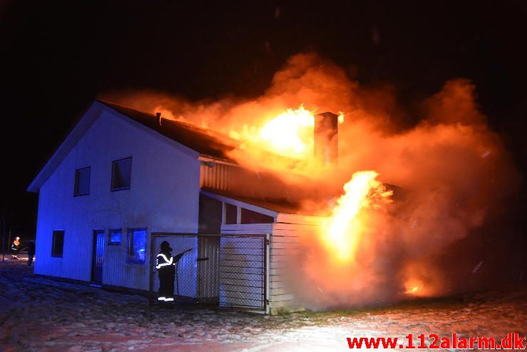 Voldsom brand i industribygning. Boulevard 56 i Jerlev ved Vejle. 08/02-2017. Kl. 22:38.
